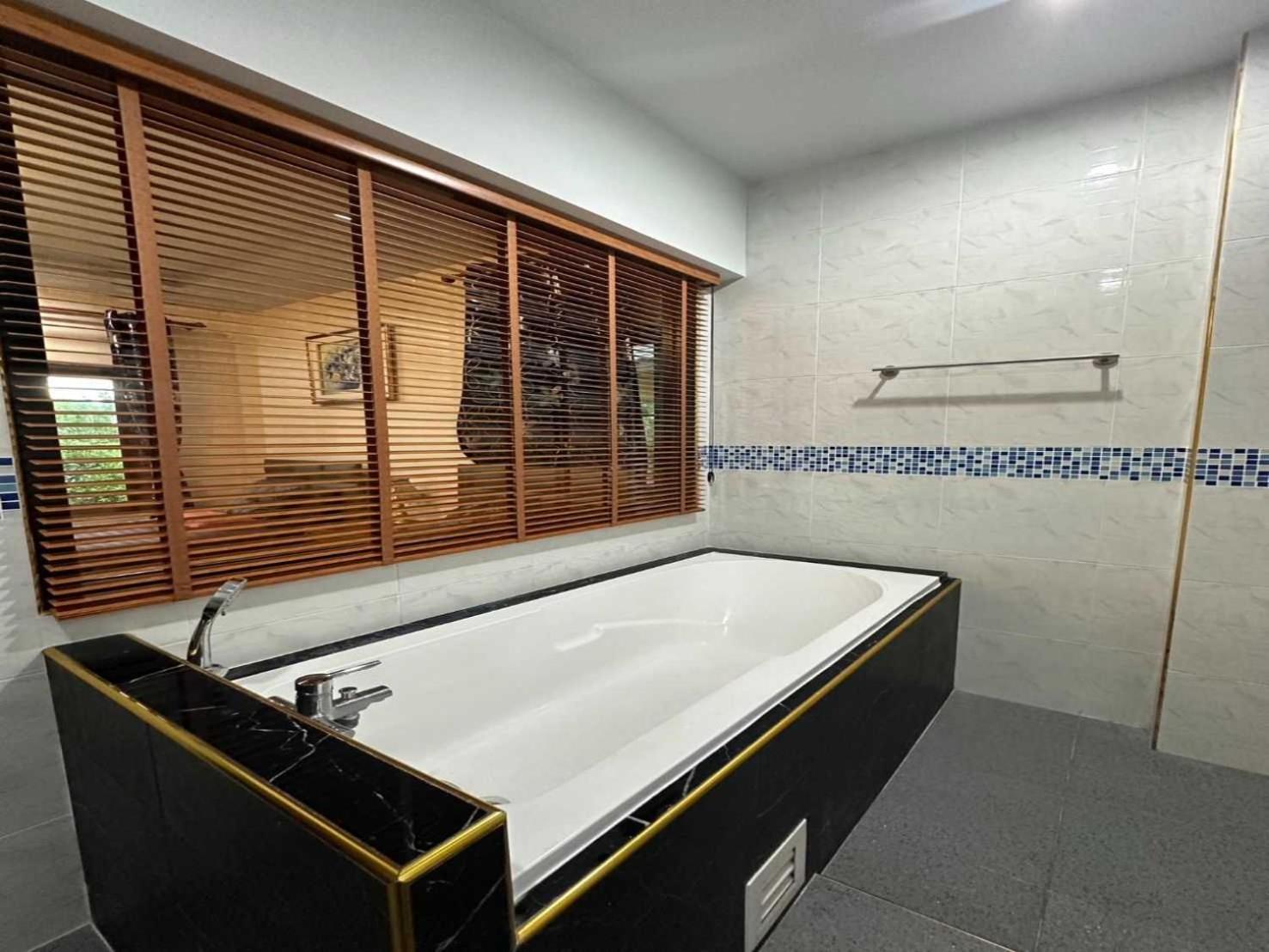 Capital O 75518 Baan Rose Resort Ao Luk Ngoại thất bức ảnh